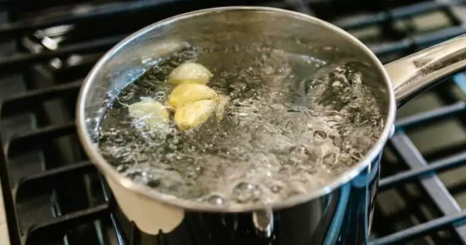 Cocinar 5 dientes de ajo en una sartén: esto resuelve un problema conocido