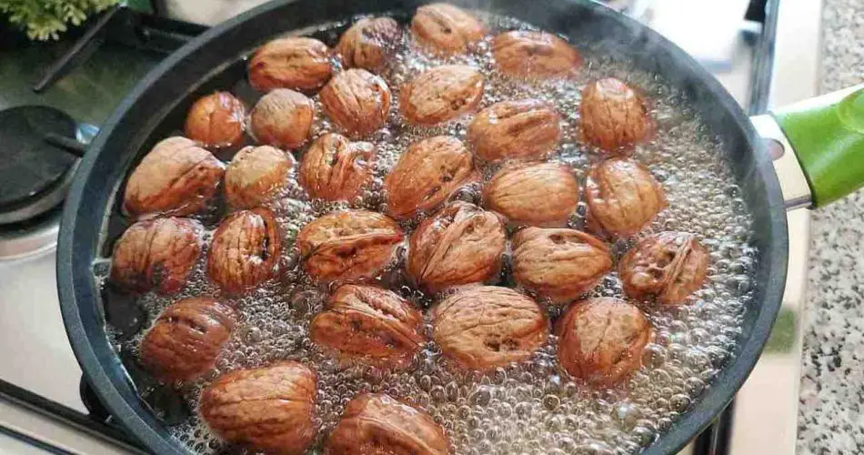 Echa las nueces en agua hirviendo, no podrás prescindir de este método.