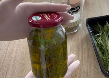 Romero con aceite en frasco de vidrio: una preparación maravillosa que le sorprenderá